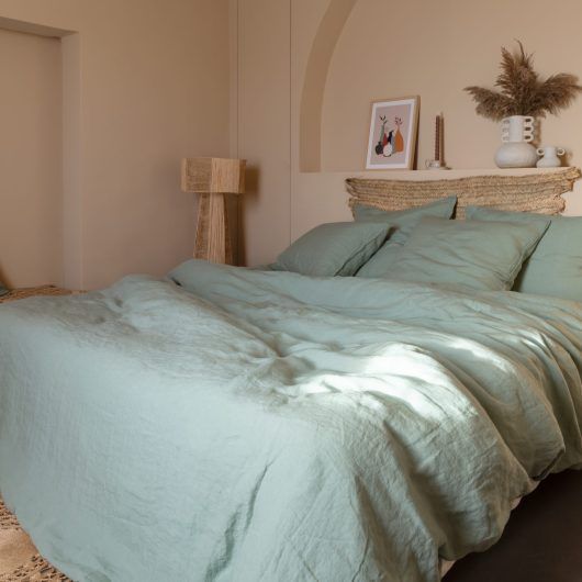 Du linge de lit uni pour une chambre apaisante