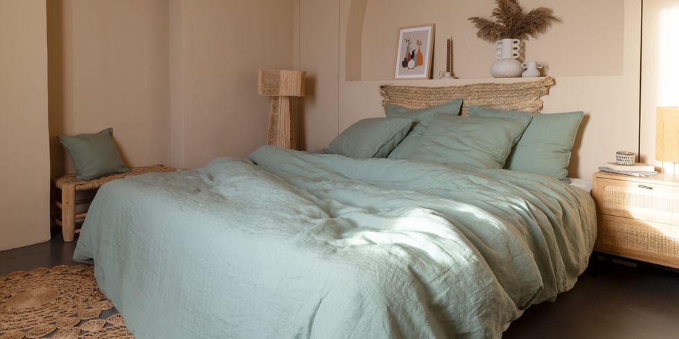 Du linge de lit uni pour une chambre apaisante