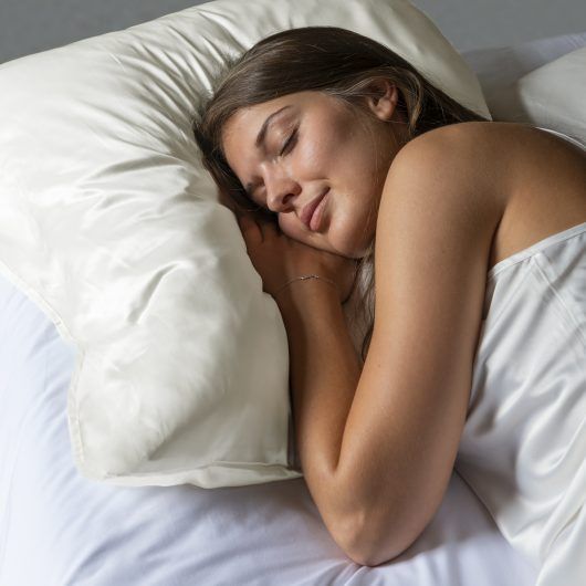 3 bonnes raisons d’adopter une taie d’oreiller en soie