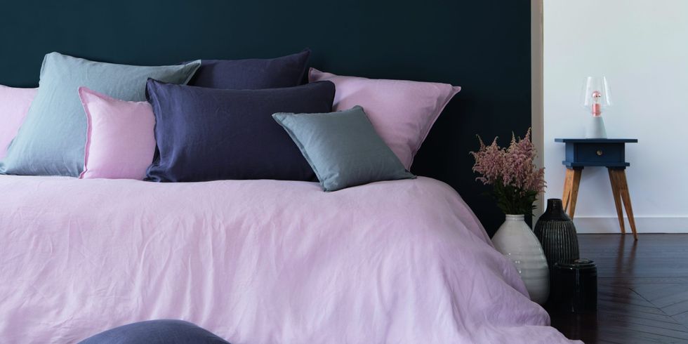 6 conseils pour décorer votre canapé avec des coussins - Carré blanc  magazine
